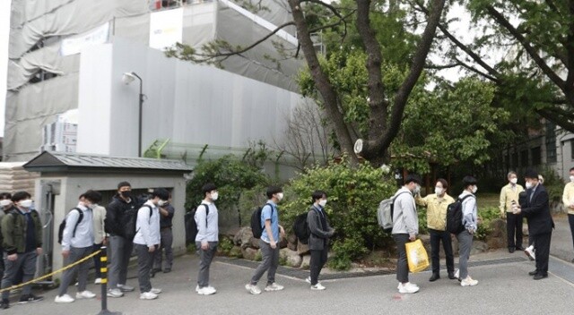 Güney Kore&#039;de okullar kademeli olarak yeniden açılmaya başladı