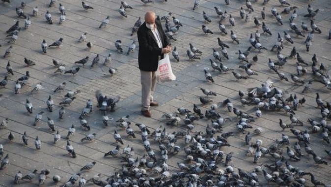 Herkes sokağa o aç kalan güvercinlere koştu