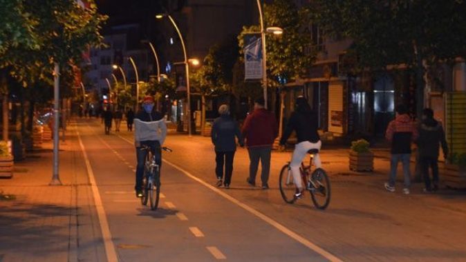 İlk kez sokağa çıkma kısıtlaması yaşanan Bolu’da, yasaklar sona erince vatandaş caddelere akın etti