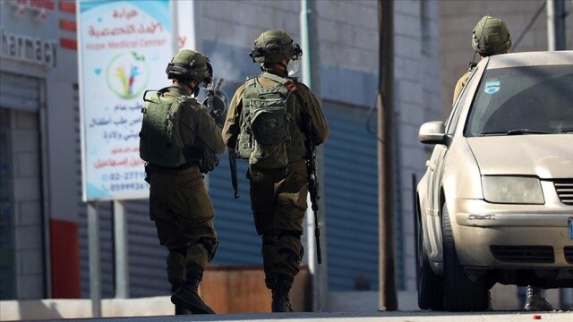 İsrail askeri, &#039;sahte&#039; barikatla Filistinlilerin aracını çalmış