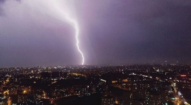 İstanbul’da geceyi aydınlatan şimşekler havadan görüntülendi