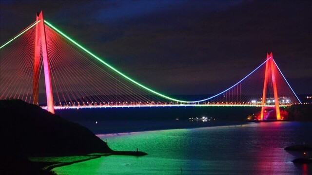İstanbul&#039;un köprüleri Azerbaycan bayrağı renklerine büründü