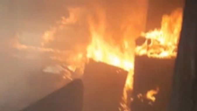 İzmir&#039;de korkutan yangın: Patlama sesi paniğe yol açtı