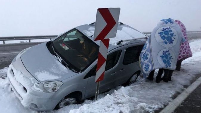 Kardan kapanan yollarda mahsur kalan vatandaşlar kurtarıldı