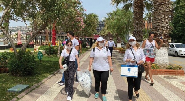 Kuşadası Belediyesi vatandaşlara 250 bin ücretsiz maske dağıttı
