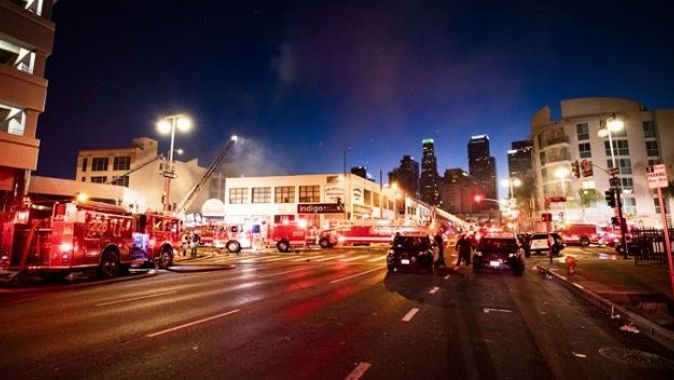 Los Angeles’ta yangın çıkan binada patlama: 11 itfaiyeci yaralandı