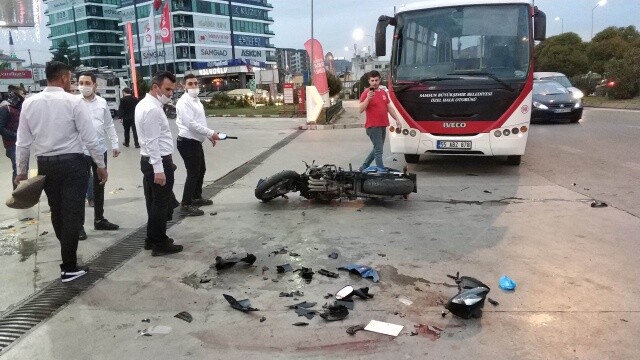 Samsun&#039;da halk otobüsü ile çarpışan motosikletteki gençler ağır yaralandı
