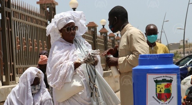 Senegal&#039;in bazı camilerinde 2 ay sonra ilk cuma namazı