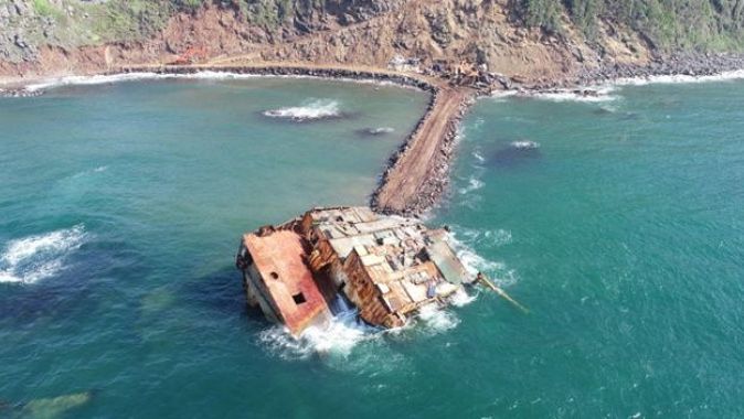 Şile&#039;de karaya oturan gemi parçalanarak karaya çıkartılıyor