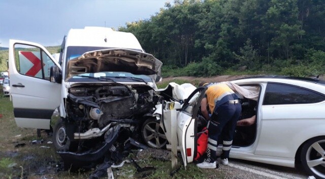 Tekirdağ&#039;da otomobil ile minibüs kafa kafaya çarpıştı: 7 yaralı
