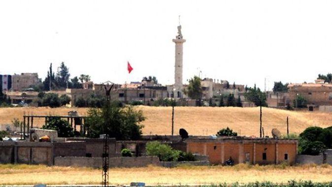 Tel Abyad&#039;a iki Türk bayrağı asıldı