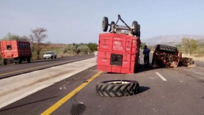 Traktörle kamyon çarpıştı: 3 yaralı