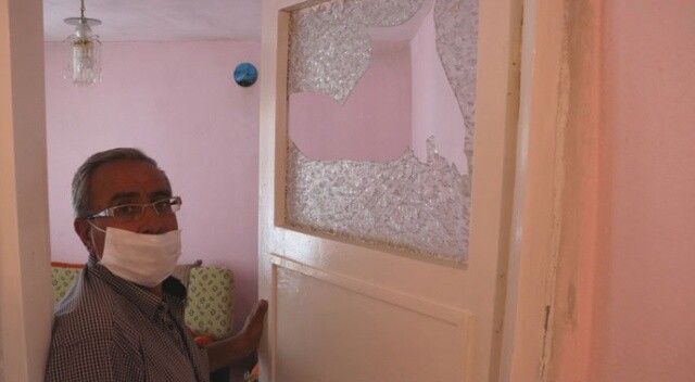 2017’deki depremde kırılan camını ‘hatıra’ diye tamir ettirmiyor