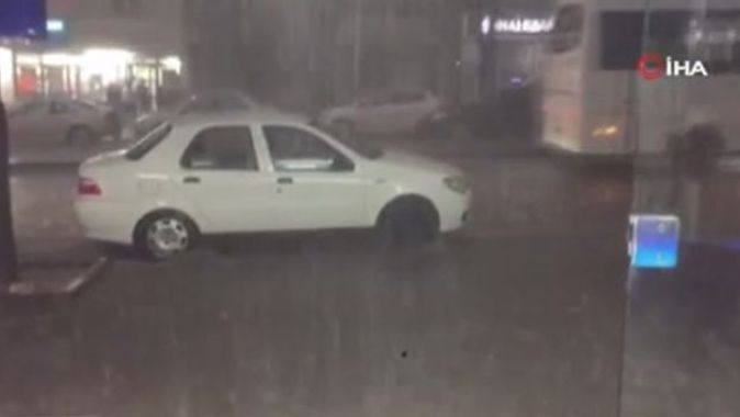 Ankara&#039;da sağanak yağış sele neden oldu
