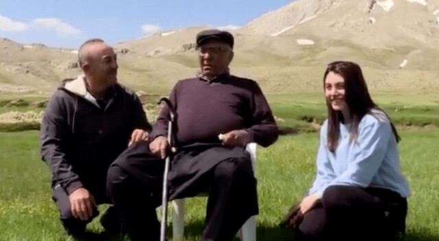 Bakan Çavuşoğlu&#039;ndan babası ve kızıyla Babalar Günü mesajı