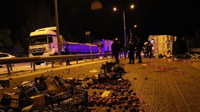 Burdur&#039;da sebze yüklü kamyon devrildi: 3 yaralı