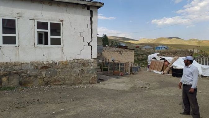 Depremzedeler hasar gören evlerini boşaltıyor