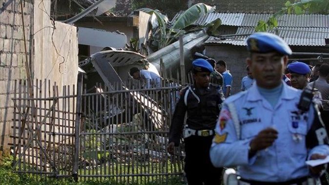 Endonezya&#039;da askeri helikopter düştü: 4 ölü, 5 yaralı