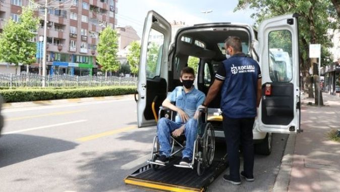 Engelli bireyin sınav yolculuğu sorunu engelsiz taksi ile çözüldü