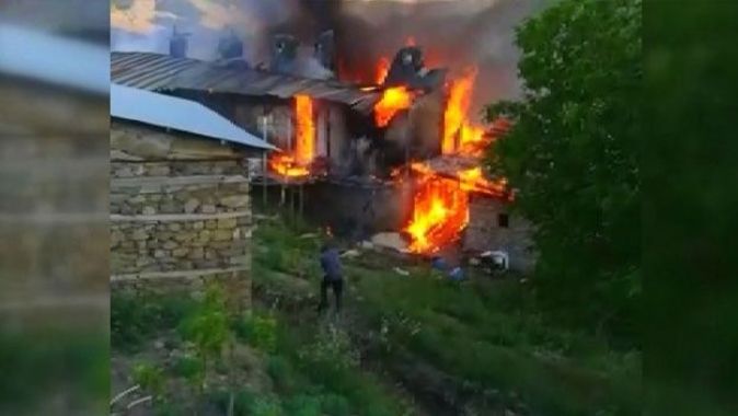 Erzincan&#039;da korkutan yangın: 5 ev, 5 ahır ve samanlıklar kül oldu