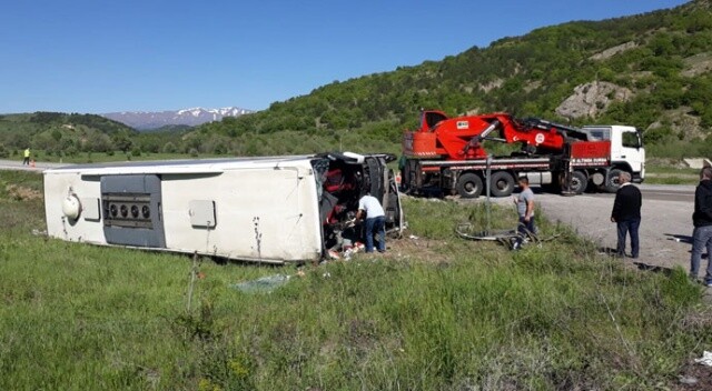Erzincan&#039;da yolcu otobüsü devrildi: 19 yaralı