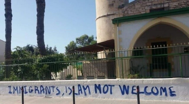 Güney Kıbrıs&#039;ta camiye çirkin saldırı