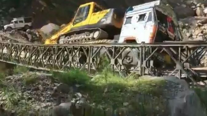 Hindistan’da tırın ağırlığını kaldıramayan köprü çöktü