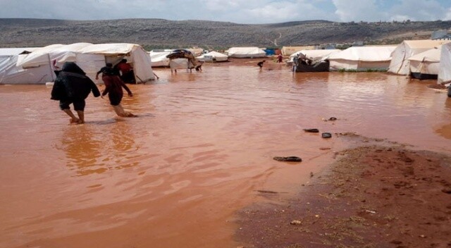İdlib’de mülteci kamplarını sel ve fırtına vurdu, 3 çocuk öldü