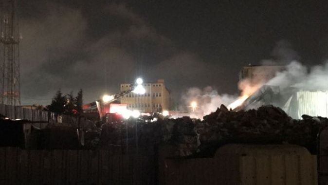 İstanbul&#039;da katı atık merkezinde çıkan yangın söndürüldü