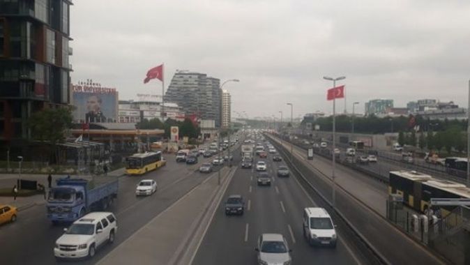 İstanbul&#039;da sokağa çıkma kısıtlamasının sona ermesiyle trafik yoğunluğu arttı
