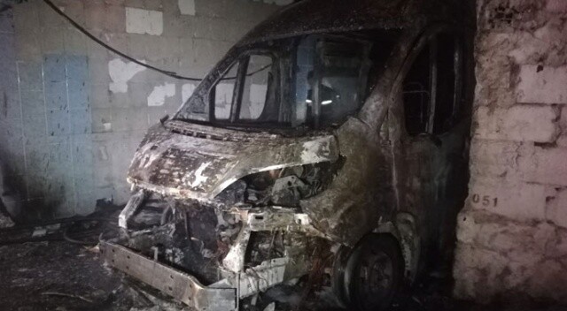 İzmir’de kundaklandığı ileri sürülen servis minibüsü yanarak küle döndü
