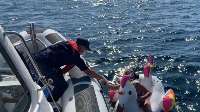 İzmir&#039;de şişme deniz oyuncağıyla sürüklenen iki çocuğu, Sahil Güvenlik kurtardı