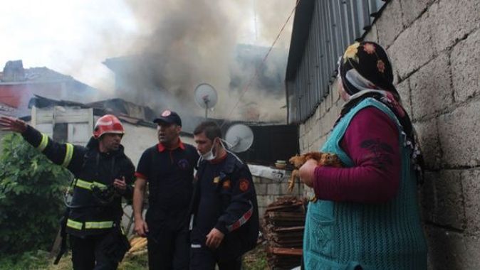 İzmit&#039;teki yangında evsiz kalan 3 aile barınma merkezine yerleştirildi