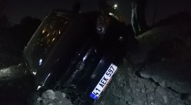Kocaeli&#039;de otomobil kanala devrildi: 2 yaralı