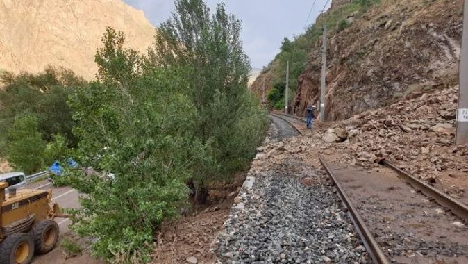 Kopan kaya parçaları tren ve kara yolunu kapattı