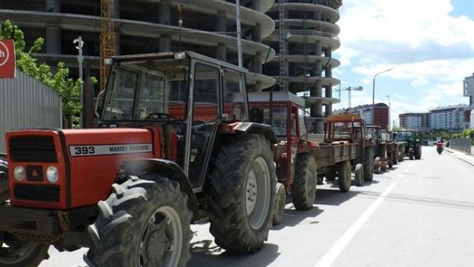 Kosova’da çiftçilerden traktörlü protesto