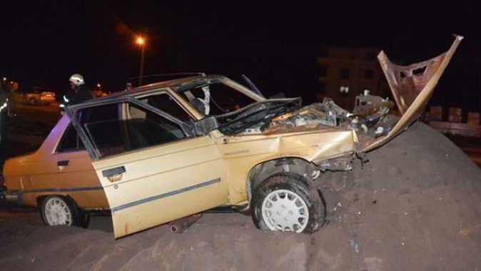 Otomobil kum yığınına çarptı: 1 ölü, 3 yaralı