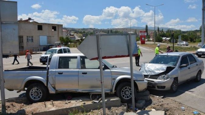 Otomobille, kamyonet çarpıştı: 8 Yaralı
