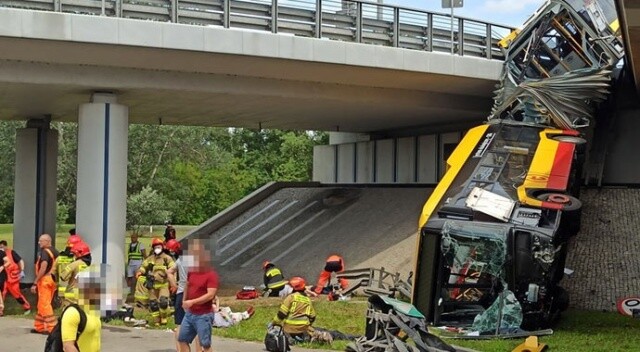 Polonya&#039;da otobüs viyadükten düştü: 2 ölü, 20 yaralı