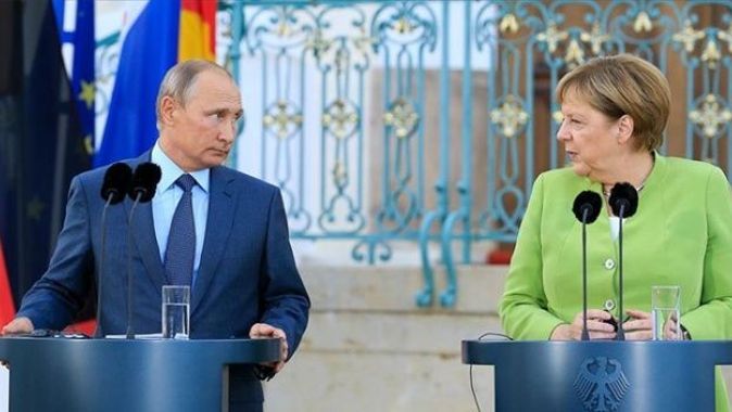 Putin, Merkel ile Libya&#039;daki durumu görüştü