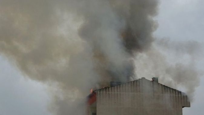 Sancaktepe&#039;de binanın çatısına düşen yıldırım nedeniyle yangın çıktı