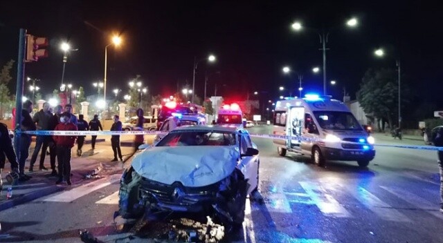Sivas&#039;ta iki otomobil çarpıştı: 1 ölü, 6 yaralı