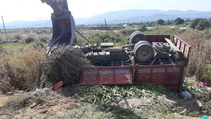 Tarım işçilerini taşıyan kamyonet devrildi: 2 ölü, 8 yaralı