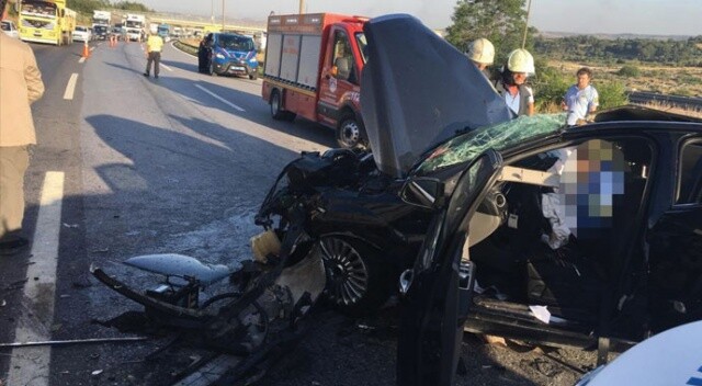 TEM’de otomobil tıra çarptı: 3 ölü, 1 kişi yaralandı