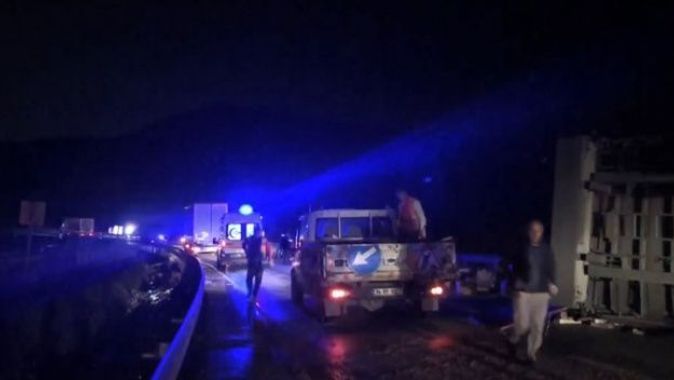Tır devrildi, İstanbul-Bursa yolu trafiğe kapandı