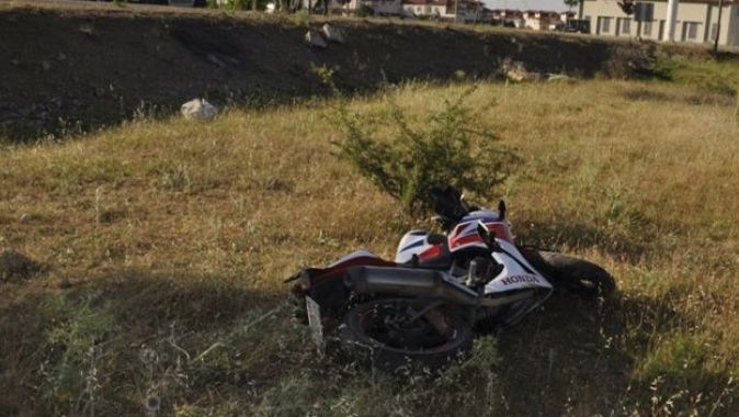 Yarış motosikleti şarampole uçtu: 2 yaralı