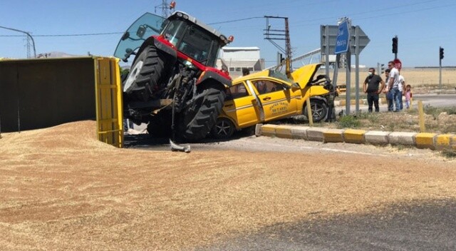 3 kişinin yaralandığı kazada, römorktan dökülen 10 ton buğday karayolunu trafiğe kapattı