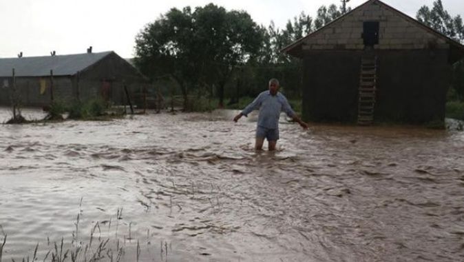 Ağrı&#039;da sağanak nedeniyle bazı evleri ve tarım arazilerini su bastı