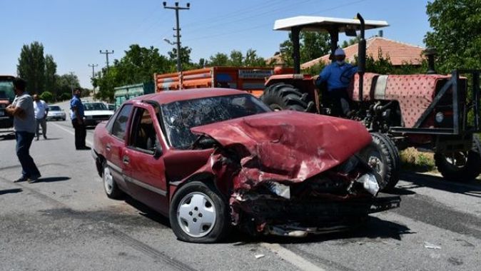 Aksaray&#039;da iki otomobil kafa kafaya çarpıştı: 3 yaralı