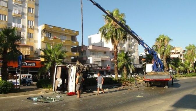 Antalya&#039;da midibüs devrildi: 1 yaralı